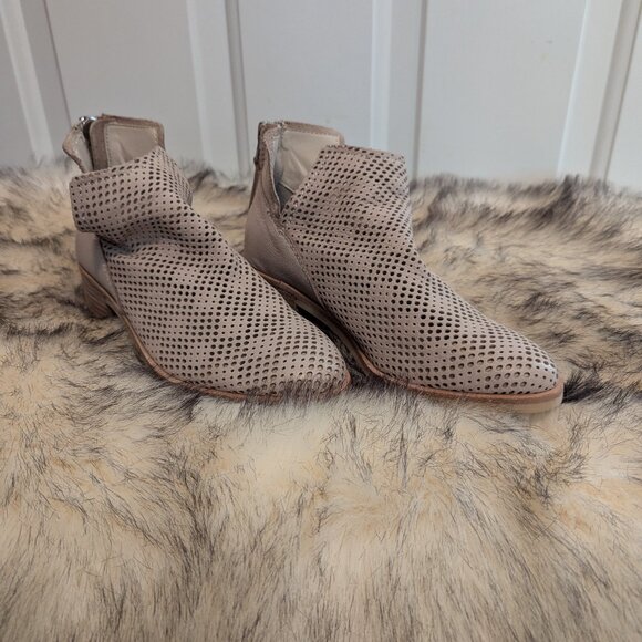 DOLCE VITA CREAM BOOTIE SIZE 6 1/2 - Picture 1 of 8